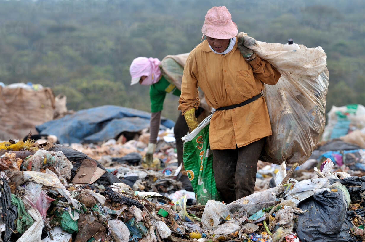 Brazil, Estrutural near Brasilia, waste collectors on a dump ...