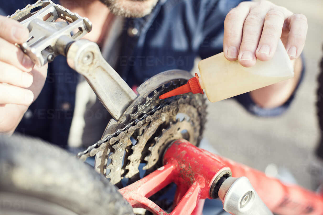 oiling bicycle chain