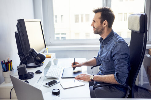 Man Sitting At Desk In Office Fkf02253 Florian Kuttler Westend61