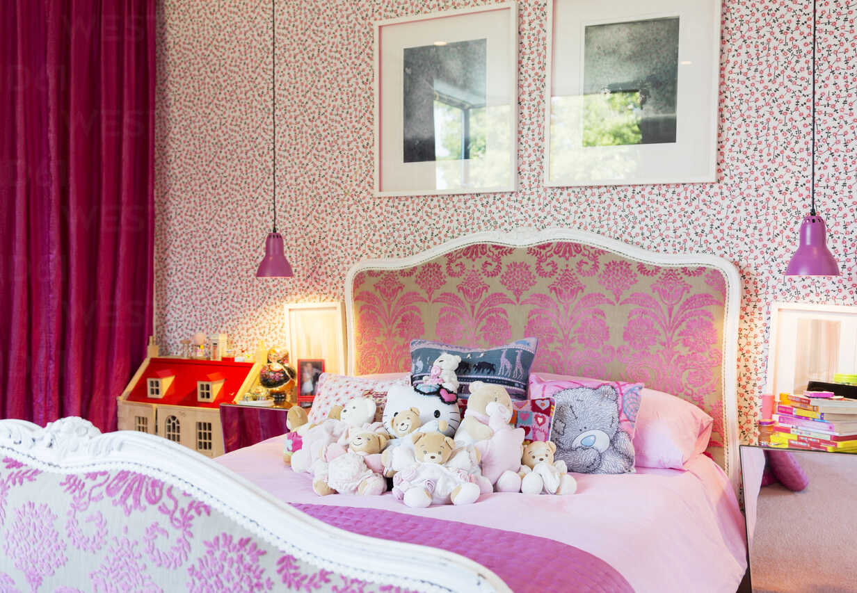 Pink girl&#39;s bedroom – Stockphoto