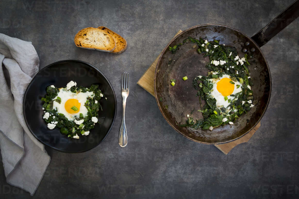 Green Shakshouka With Baby Spinat Chard Spring Onions And Basil Lvf Larissa Veronesi Westend61