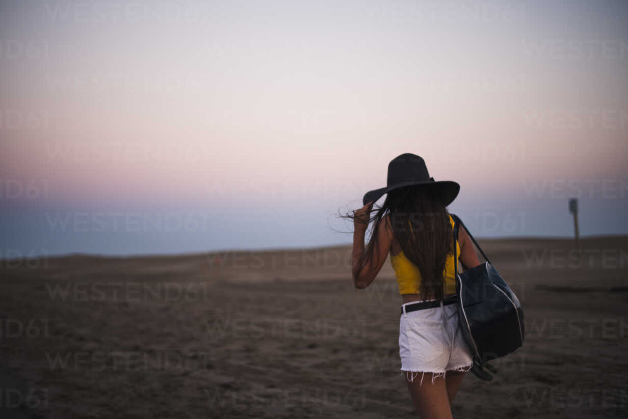 beach bag teenage girl