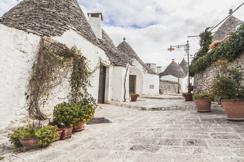 Italy Apulia Alberobello View To Alley With Typically Trulli Flmf Flavia Morlachetti Westend61