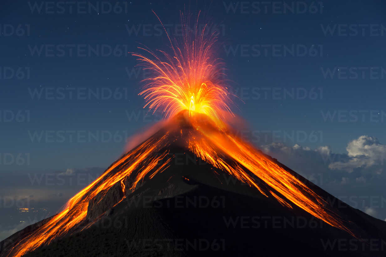 Fuego Volcano Erupting At Night Guatemala Stockfoto