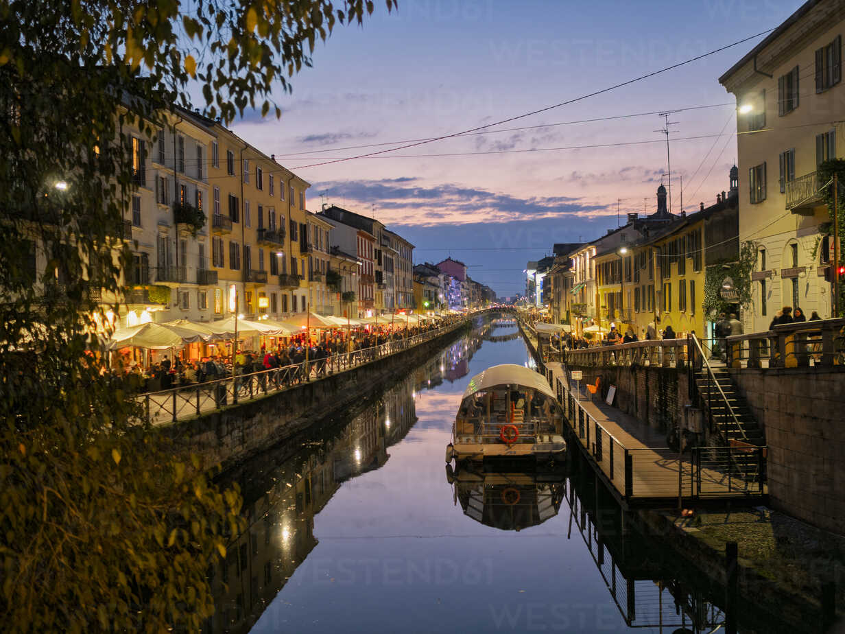 Italien Mailand Porta Nuova Navigli Naviglio Grande In Der Abenddammerung Lomf Lorenzo Mattei Westend61