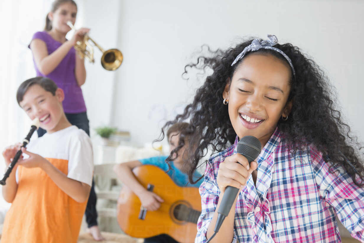 Happy children singing and playing music – Stockphoto