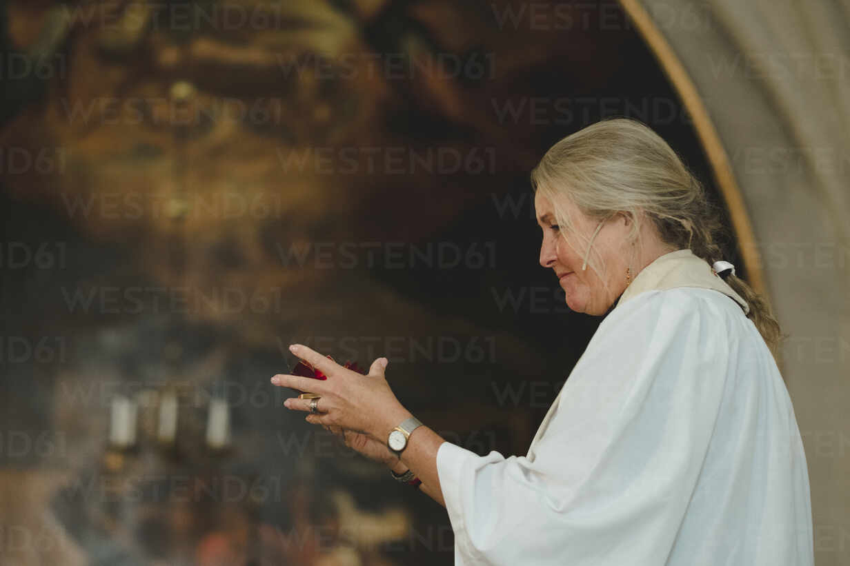 Female priest – Stockphoto