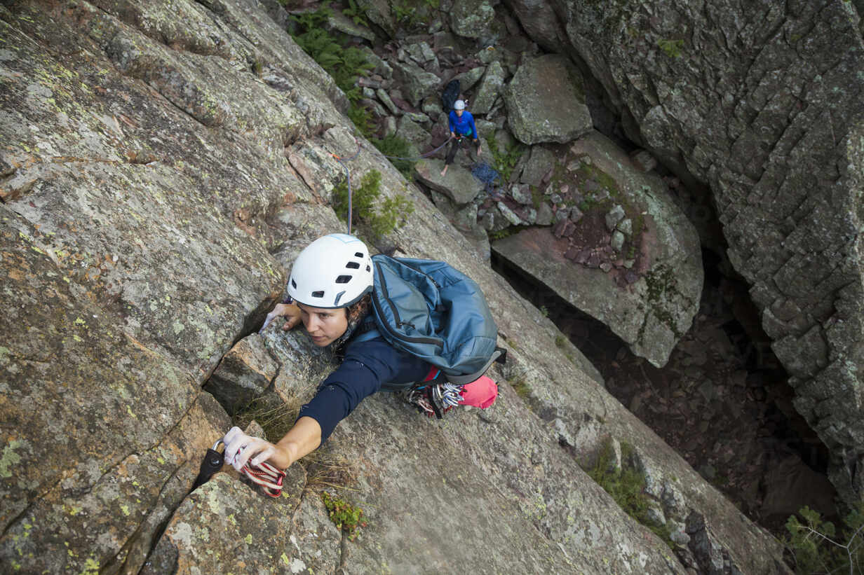 Woman Rock Climbs Matron North Face Flatirons Near Boulder Colorado Cavf79448 Cavan Images Westend61